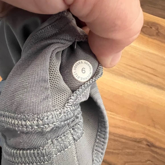 Lululemon Radiant Motion Bra Medium Support, Rhino Grey - Sz 6 - Picture 3 of 3